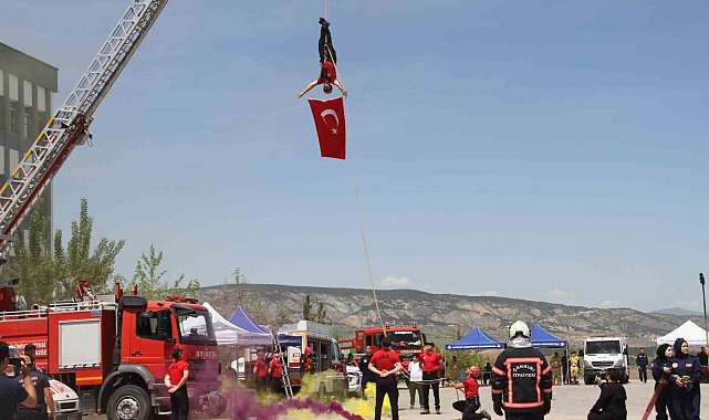 Arama-Kurtarma Tanıtım ve Gençlik Sağlığı Şenliği'ne üniversite öğrencilerinden yoğun ilgi