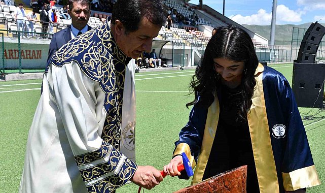 Ardahan Üniversitesinde mezuniyet coşkusu