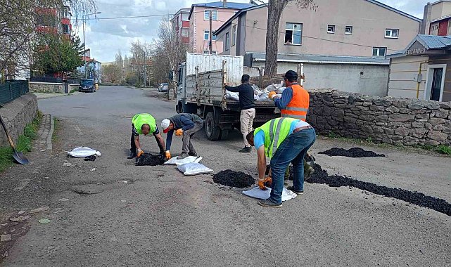 Ardahan'da asfalt yama çalışması