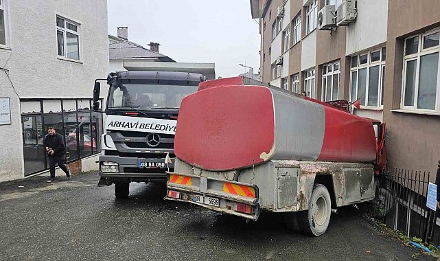 Arhavi'de freni boşalan mazot yüklü tanker kaymakamlık binasına çarparak durabildi