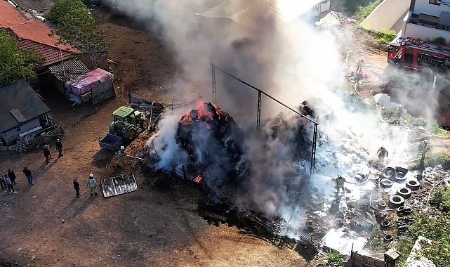 Arnavutköy'de ahırların yanına istiflenmiş saman balyaları alev alev yandı