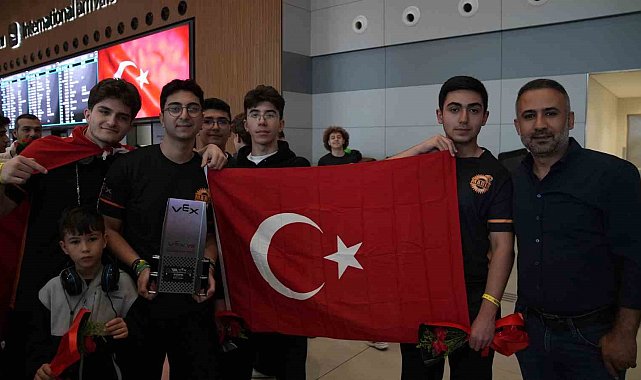 Arnavutköylü öğrenciler ABD'den dünya şampiyonası ödülüyle döndü