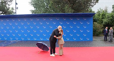 Arnavutluk Başbakanı Rama, İtalya Başbakanı Meloni'yi önünde diz çökerek karşıladı