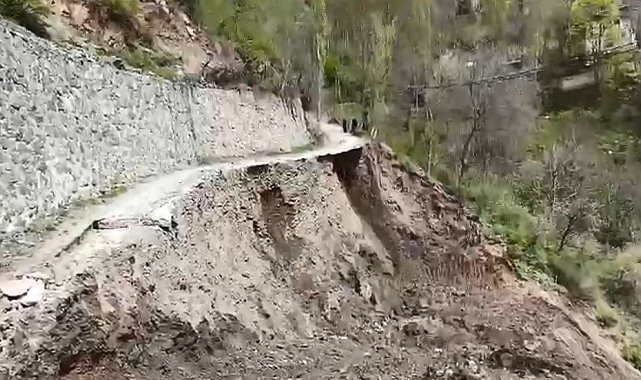 Artvin'de heyelan anı cep telefonu kamerasında