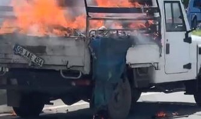 Artvin'de seyir halindeki kamyonun kasasındaki kartonlar alev aldı