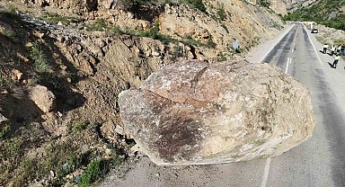 Artvin'in Ardanuç ilçesinde dev kaya yola düştü