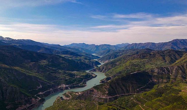 Artvin'in karlı dağlarından ilkbahar görüntüsü