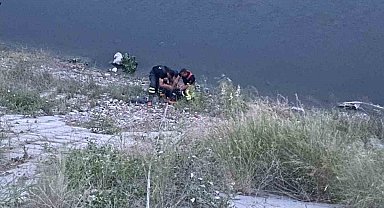 Asi Nehrinde mahsur kalan vatandaşı itfaiye ekipleri kurtardı