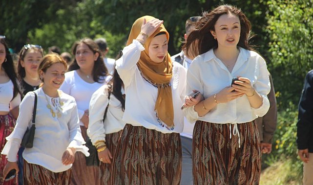 Aşıklar Sokağı'nda gençler kısmetini aradı