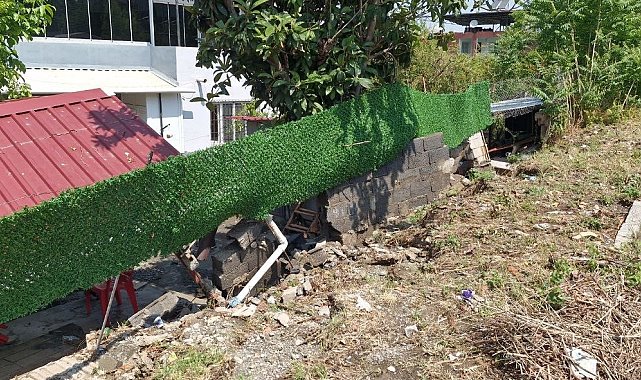 Aşırı yağış evlerin bahçe duvarlarını yıktı