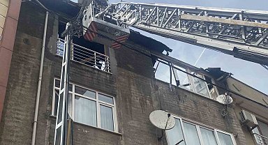 Ataşehir'de bir binanın çatı katı yanarak alevlere teslim oldu