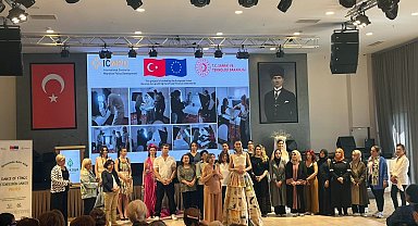 Atıklar takı, elbise olup defilede sergilendi