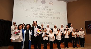 AÜ 60+ Tazelenme Üniversitesinde mezuniyet sevinci