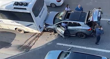 Avcılar'da kontrolden çıkan araç otobüse çarptı