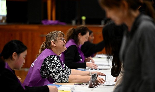 Avustralya halkı sandık başında