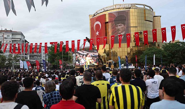 Aydın Büyükşehir'in kurduğu dev ekranda izlediler, şampiyonluğu kutladılar
