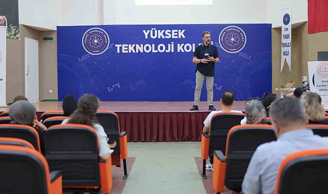 Aydın'da eğitimcilere 'yapay zeka araçlarının kullanımı' semineri
