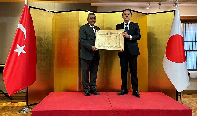 Aydın'ın başarılı müdürü Mumcu'ya Japonya İmparatorluk Nişanı verildi