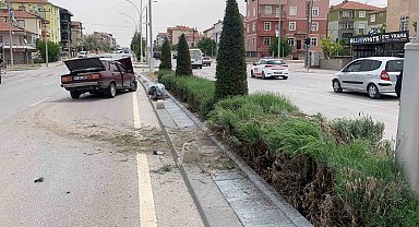 Aydınlatma direğine çarpan otomobil orta refüjü aşarak karşı şeride geçti