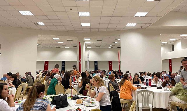 Aydınlılar Anneler Günü'nü Büyükşehir Belediyesi ile birlikte kutladı