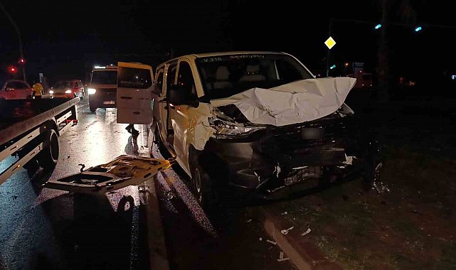 Aynı firmaya ait 2 tur aracı çarpıştı, 4'ü turist 6 kişi yaralandı