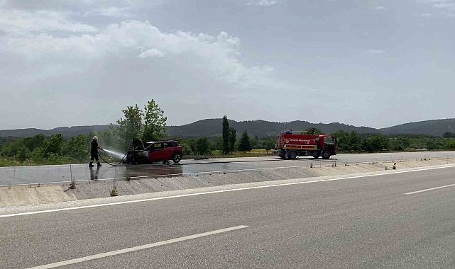 Ayvacık'ta seyir halindeki otomobil yandı