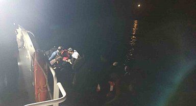 Ayvalık'ta 13'ü çocuk 43 düzensiz göçmen ve yasa dışı yollarla ülkeyi terk etmeye çalışan 2 Türk vatandaşı yakalandı