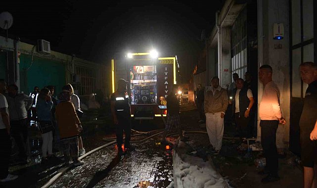 Ayvalık'ta gözlük fabrikası alev alev yandı