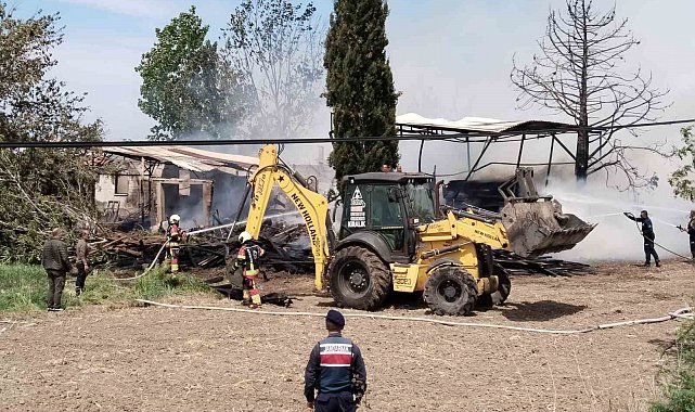 Ayvalık'ta kereste deposunda çıkan yangın güçlükle söndürüldü