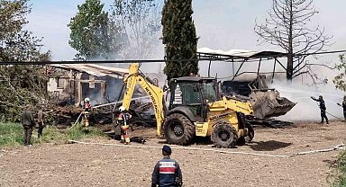 Ayvalık'ta kereste deposunda çıkan yangın güçlükle söndürüldü