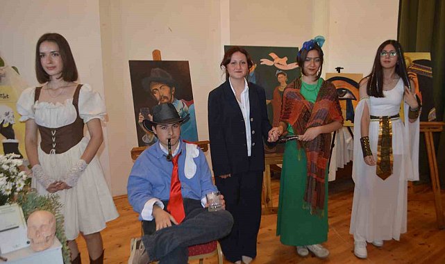 Ayvalık'ta kostümlü sergi