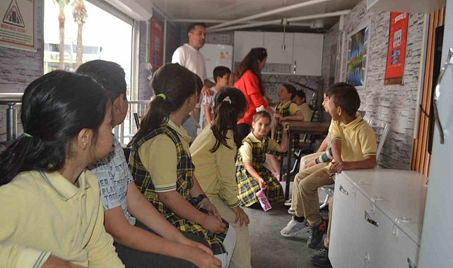 Ayvalık'ta "Deprem Simülasyon Tırı" bilinçlendiriyor