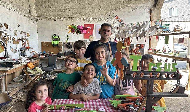 Baba, oğul ahşabı oyuncağa dönüştürüyor