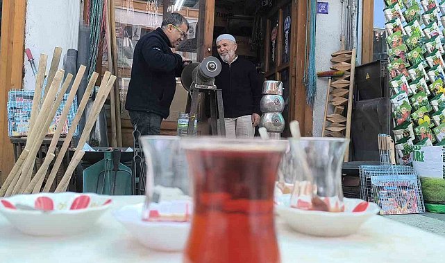 Baba - oğul bayram öncesi bıçak bileme mesaisinde