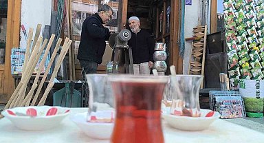 Baba - oğul bayram öncesi bıçak bileme mesaisinde