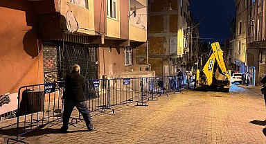 Bağcılar'da inşaatın temel kazma işlemi sırasında hasar gören 5 katlı bina mühürlendi
