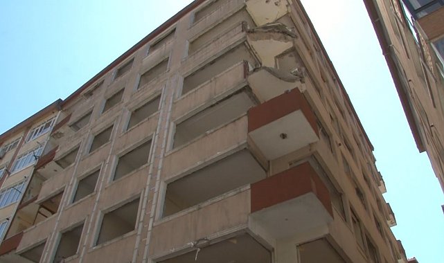 Bahçelievler'de yıkımı yapılan binanın balkonu deprem esnasında çöktü: 1 yaralı