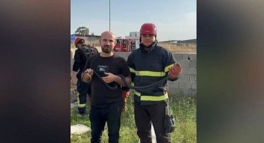 Bahçeye giren yılanla hatıra fotoğrafı çektirdiler