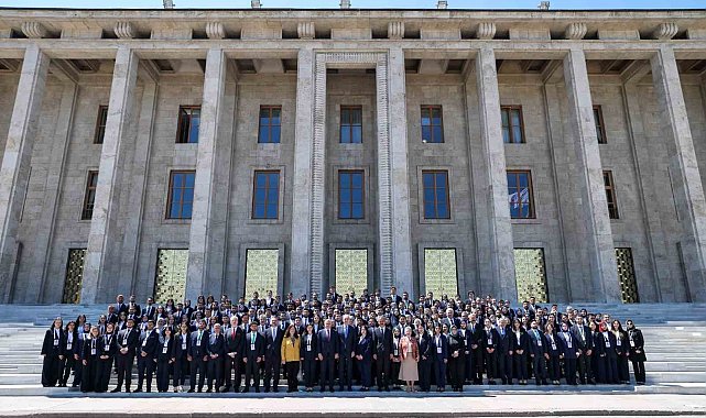 Bakan Bak, temsilci gençlerle meclisi ziyaret etti