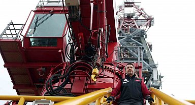 Bakan Bayraktar, Abdülhamid Han sondaj gemisini ziyaret etti