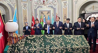 Bakan Göktaş, Ertuğrul Gazi Türbesi'ni ziyaret etti