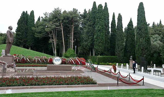 Bakan Güler, Bakü'de Haydar Aliyev'in mezarı ve Türk Şehitliği'ni ziyaret etti