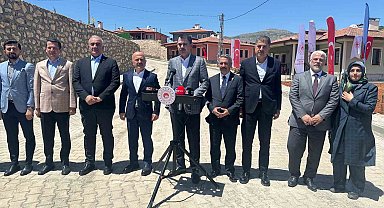 Bakan Kurum, köy evlerine yerleşen depremzedeleri ziyaret etti