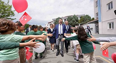 Bakan Tekin Atatürk İlkokulu'nu ziyaret etti, bayrak törenine katıldı