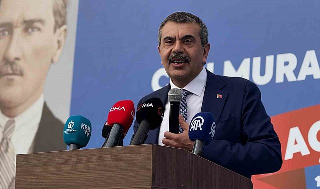 Bakan Tekin: "Okulumuzun 14-15 dönüm arazi içerisinde 10 metrekare payı olduğu için dava açan belediye başkanları var"