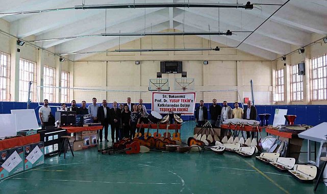 Bakan Tekin'den Oltu'daki okullara malzeme desteği