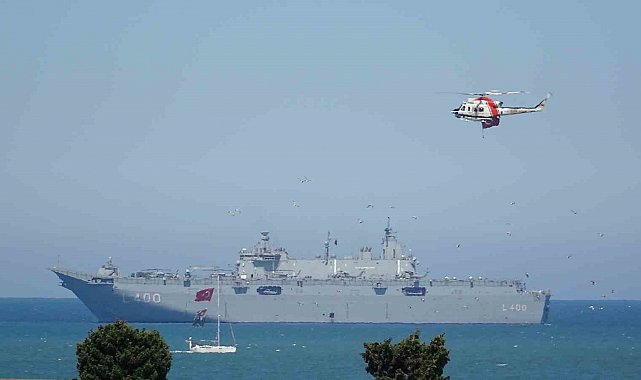 Balıkçı teknelerinden tören geçişi: TCG Anadolu ve kortej aynı karede