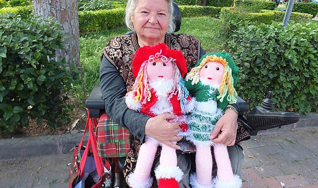 Balıkesir'de bedensel engelli Müfide hanım evinde üretiyor, parkta satıyor