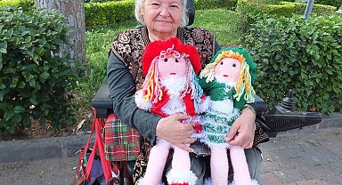 Balıkesir'de bedensel engelli Müfide hanım evinde üretiyor, parkta satıyor
