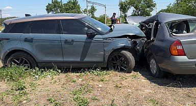 Balıkesir'de cip ile otomobil çarpıştı: 1 ölü, 2 yaralı